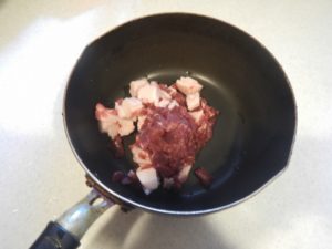 魯肉飯の肉を切って鍋に