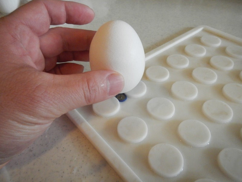 画鋲に卵の丸い方をぶつける