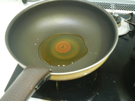 フライパンにオリーブオイルを入れ、熱する