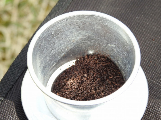 ベトナムコーヒーのフィルターにコーヒー豆を入れる