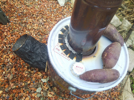 ペール缶の上で焼き芋