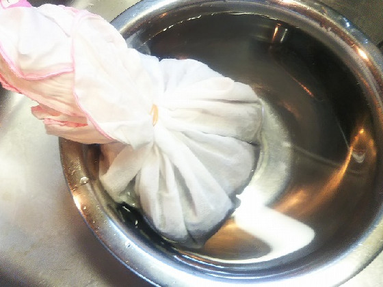 セイヨウカラシナの種を水で洗う
