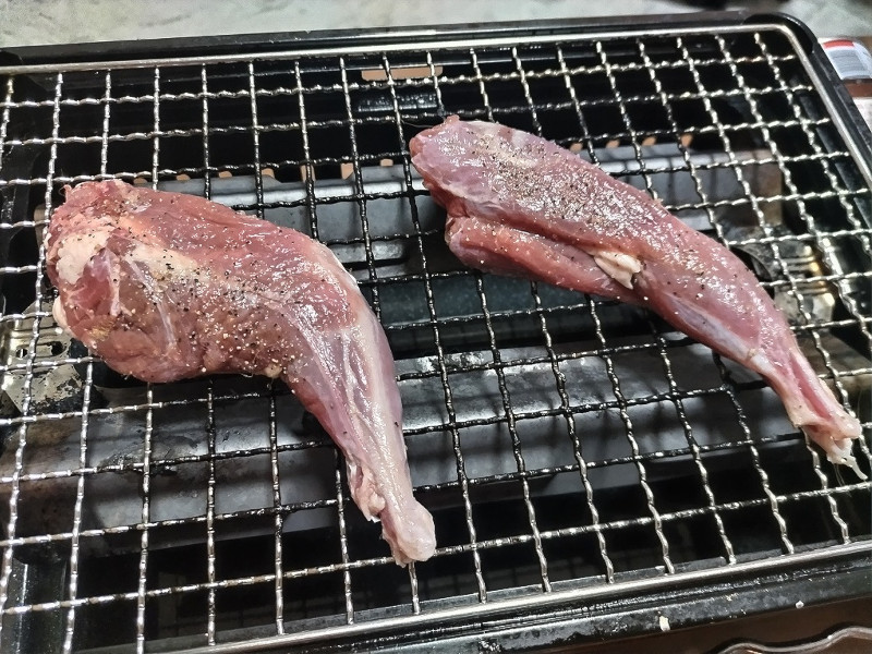 テンのモモ肉を炙りやで焼く