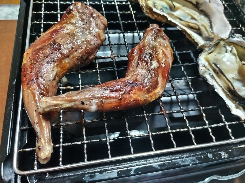 テンのモモ肉の塩コショウ焼き