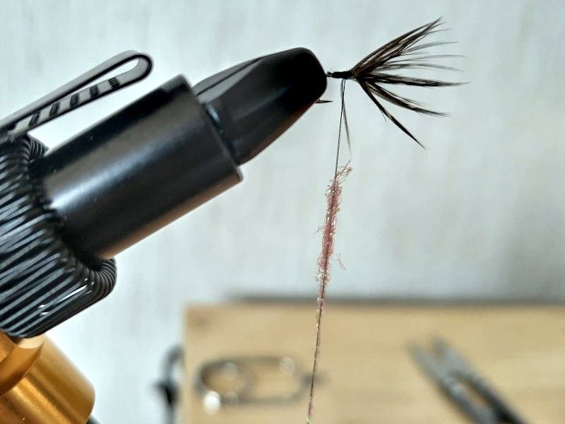 毛鉤作り スレッドにアイスダブを少量巻き付ける