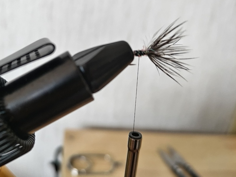 毛鉤作り ボディのアイスダブをスレッドで押さえ巻き