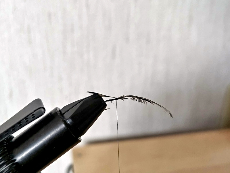 毛鉤作り 針に羽根を取り付ける2